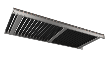 Siyah arkaplanda izole edilmiş siyah metalik radyatör