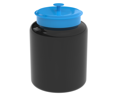 Beyaz arkaplanda su damlaları olan plastik kutu