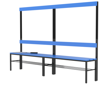 Mavi gökyüzünün arka planında boş ahşap bank.