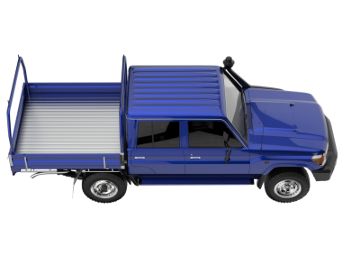 Beyaz arka planda izole edilmiş insanları taşımak için römorklu mavi kargo kamyonu