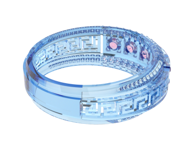 Beyaz arka planda beyaz ve mavi bir çiçeğin yakın plan fotoğrafı.