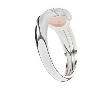 Beyaz arka planda güzel bir deseni olan gümüş alyans.