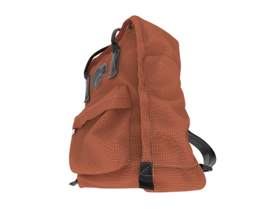 beyaz arkaplanda turuncu bir sırt çantası