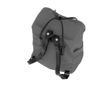 Beyaz arkaplanda siyah deri bir sırt çantası var.