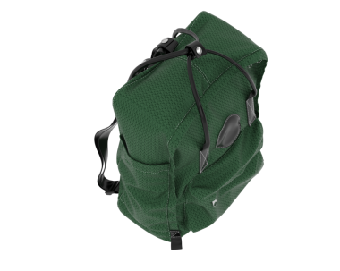 Siyah saplı yeşil sırt çantası beyaz arka planda izole edildi