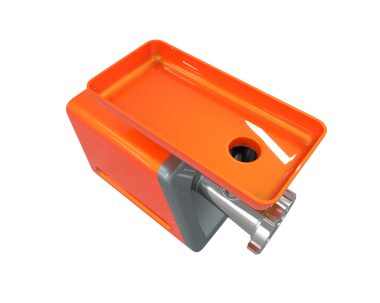 Beyaz arka planda turuncu saplı metal kutu