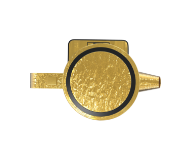 Beyaz arkaplanda altın anahtar