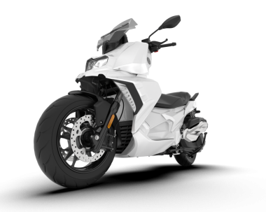 Beyaz arka planda modern beyaz motosiklet