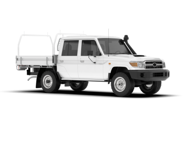 Beyaz arkaplanda beyaz SUV