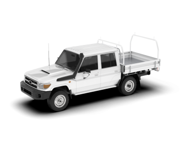 SUV aracı beyaz arkaplanda izole edildi