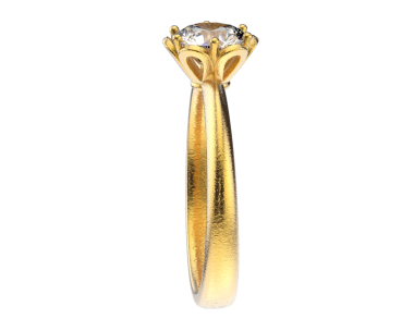 Siyah üzerine izole edilmiş altın kolye