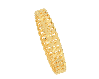 Siyah arka planda tatlı patates cipsi yakın plan. yiyecek konsepti.