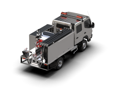 Siyah arka planı olan modern ticari bir kamyon..