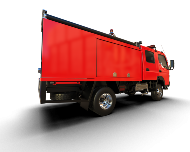 Kırmızı itfaiye aracı beyaz arka planda izole edildi