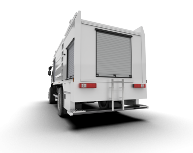 Beyaz arka planda izole edilmiş beyaz modern elektrik römorku