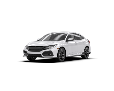 Uzun gölgeli beyaz araba.