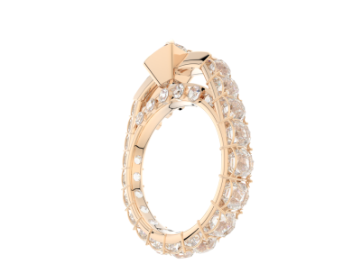 Beyaz arkaplanda elmaslarla izole edilmiş altın bilezik