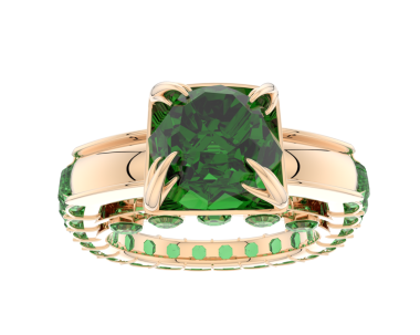 Beyaz bir arka planda mücevherdeki elmas yüzük.