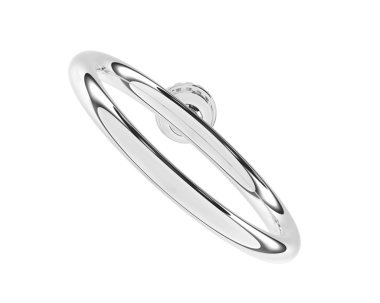 Beyaz arkaplanı olan gümüş bir yüzük