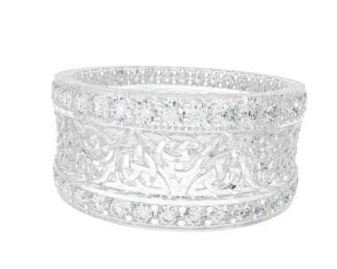 Beyaz arka planda gümüş bilezik