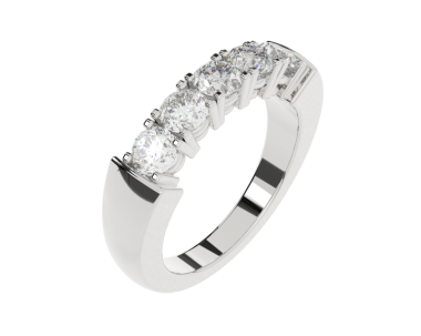 Beyaz bir arka plan üzerinde izole pırlanta yüzük