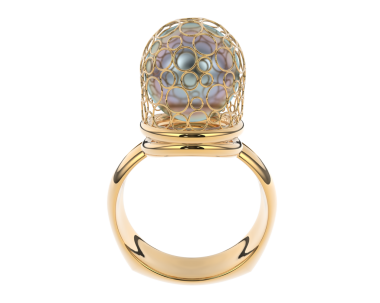 Beyaz arka plan üzerinde izole İncili altın yüzük