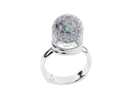 Üç boyutlu elmas kolyeli beyaz mücevher yüzüğü.