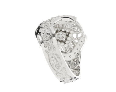 Siyah arkaplanda elmaslar olan gümüş bir yüzük