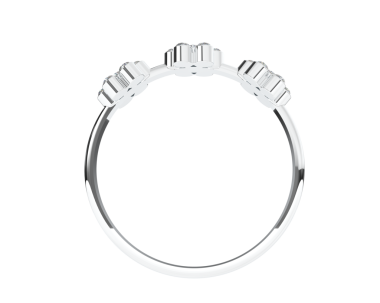 Beyaz bir stüdyonun arka planında yansıması olan bir nişan yüzüğü.