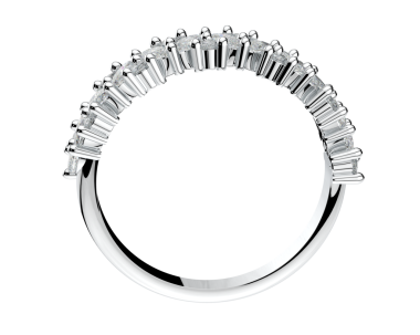 Gümüş bir yüzük ve beyaz bir elmas.