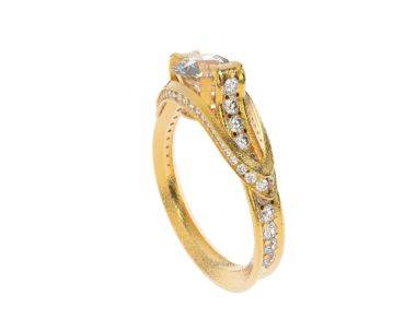 Elmas ve altın kristalli mücevher. moda süslemesi