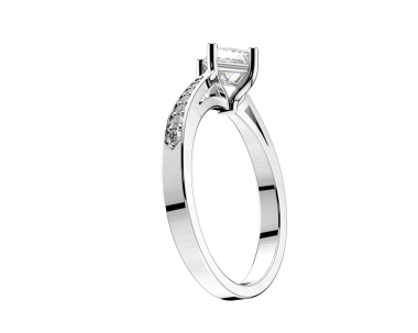 Altın nişan yüzüğü ve beyaz elmaslar.