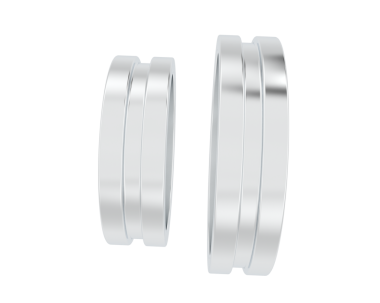 Beyaz arka planda izole edilmiş iki beyaz alyans.