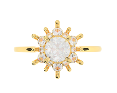 Beyaz arkaplanda izole edilmiş elmas yüzük.