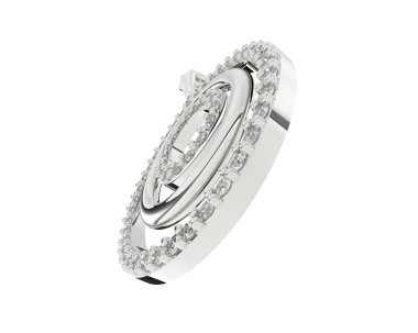 Beyaz arka planda gümüş alyanslar