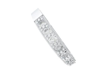 Siyah arkaplandaki beyaz çikolatayı kapat.