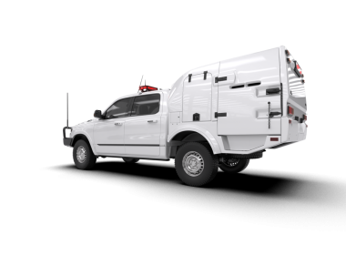 Modern ticari kamyon beyazda izole edilmiş.