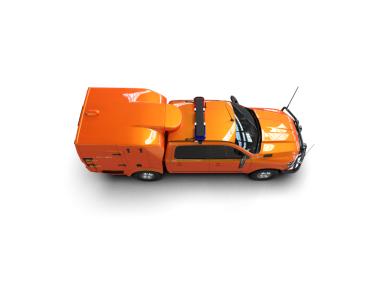 Beyaz arka planda izole edilmiş küçük turuncu itfaiye aracı.