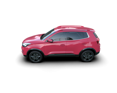 küçük SUV aracı beyaz arkaplanda izole edildi.