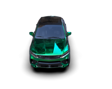 Siyah arka plandaki yeşil ışığın yansıması. Yansıması olan koyu renk bir araba.