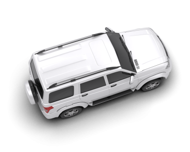 Modern araba beyaz arka planda izole edilmiş.