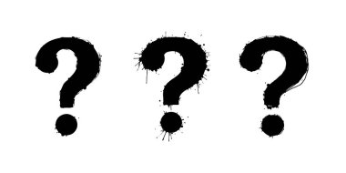 Beyaz arkaplanda sıkıntılı grunge tarzında siyah soru işaretleri ayarlandı