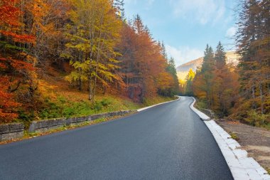 Günbatımında boş asfalt yol Sihirli gökyüzü.