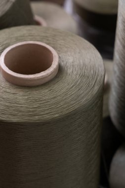 Bir yığın iplik. Renkli ipliklerden oluşan güzel bir kompozisyon.