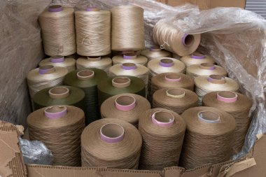 Bir yığın iplik. Renkli ipliklerden oluşan güzel bir kompozisyon.