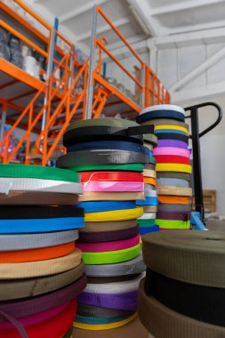 Bir yığın iplik. Renkli ipliklerden oluşan güzel bir kompozisyon.