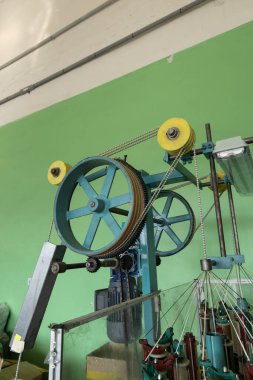 Giysi kumaşı için pamuklu kumaş ruloları makine üzerinde tekstil üretimi.