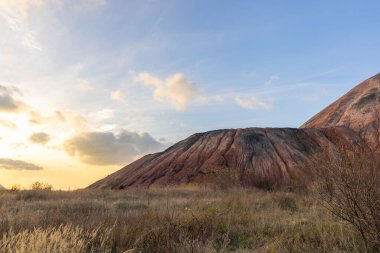 Doğu Ukrayna 'da kömür kömürü ve güzel gün batımı.