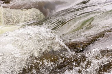 Kayaların üzerinden akan suyun alçak açılı görüntüsünü kapat