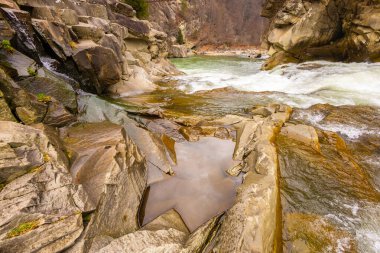 Kayaların üzerinden akan suyun alçak açılı görüntüsünü kapat